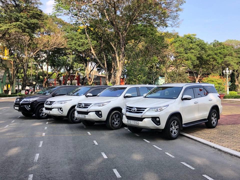Nên Chọn Xe 7 Chỗ Cho Tuyến Tân Sơn Nhất - Bình Thạnh vì xe rộng rãi, tiện nghi
